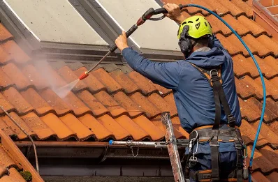 Démoussage et hydrofuge de toiture à Attigny